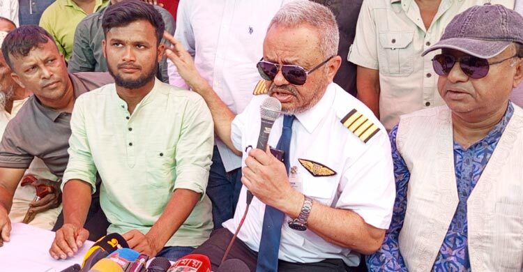 এবার জুলহাসের তৈরি উড়োজাহাজ দেখতে এলেন পাইলট