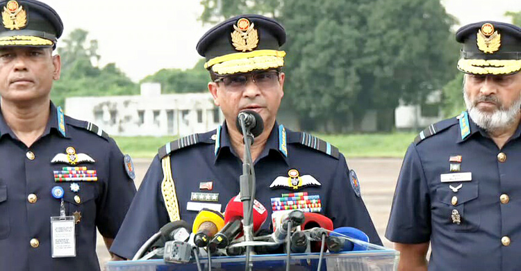 বিমান থেকে বেরোনোর পদ্ধতিতে বিলম্ব হওয়ায় জীবন উৎসর্গ করেন পাইলট