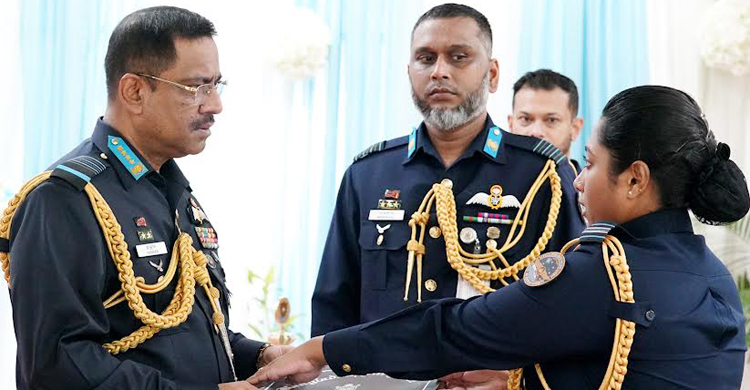 বিমানবাহিনীর জুনিয়র কমান্ড ও স্টাফ কোর্সের সনদপত্র বিতরণ
