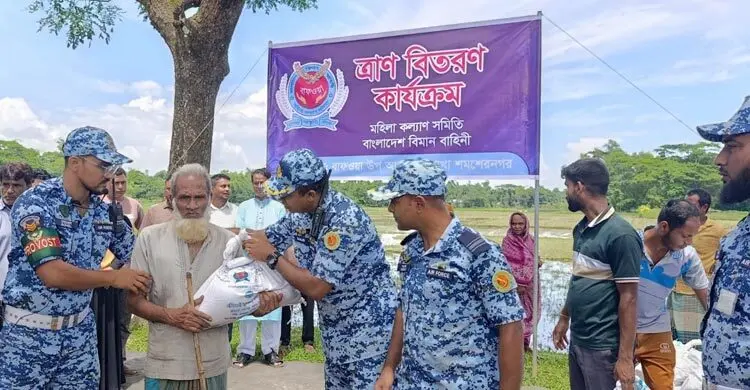 বন্যাকবলিত এলাকায় বিমান বাহিনীর ত্রাণ বিতরণ
