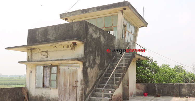 জরাজীর্ণ ভবন, রানওয়েতে জন্মেছে ঘাস