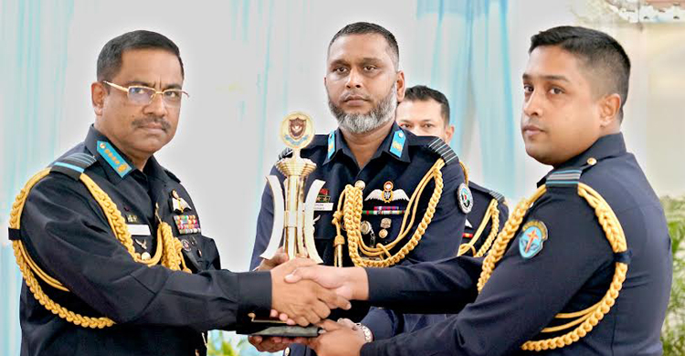 বিমানবাহিনীর জুনিয়র কমান্ড ও স্টাফ কোর্সের সনদপত্র বিতরণ