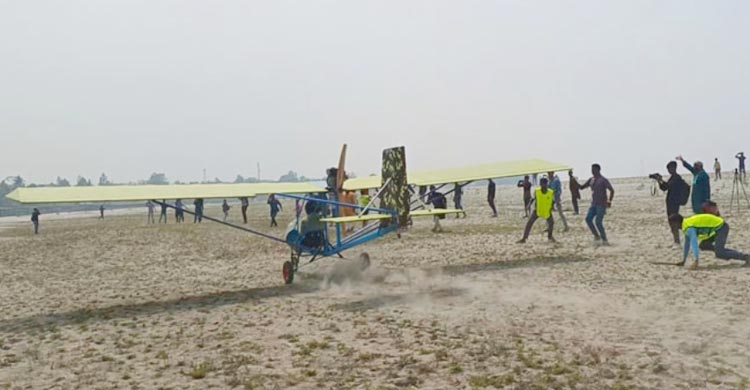 এবার জুলহাসের তৈরি উড়োজাহাজ দেখতে এলেন পাইলট