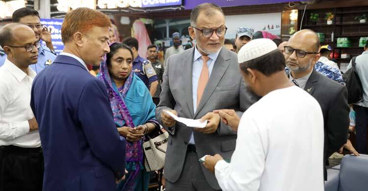 শাহজালাল বিমানবন্দরে যাত্রীদের সঙ্গে মতবিনিময় বিমান উপদেষ্টার
