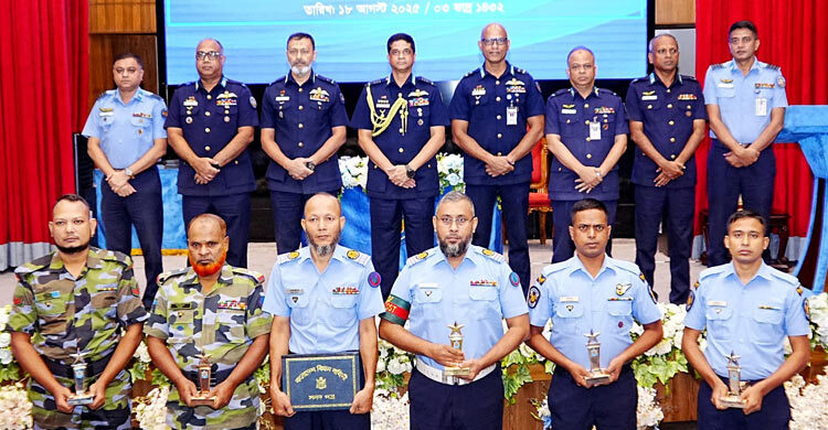 শ্রেষ্ঠ বিমানসেনাদের হাতে ট্রফি তুলে দিলেন বিমানবাহিনী প্রধান