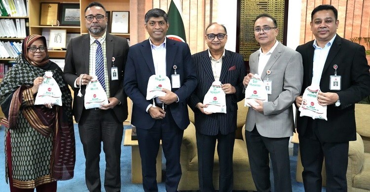 বিমানের বহির্গমন ফ্লাইটে যাত্রীদের উপহার ও বিশেষ খাবার বিতরণের উদ্যোগ