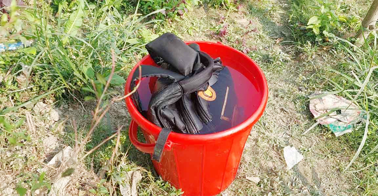 ভোটকেন্দ্রে হাতবোমা বিস্ফোরণ ঘটিয়ে স্কুলব্যাগ ফেলে চম্পট