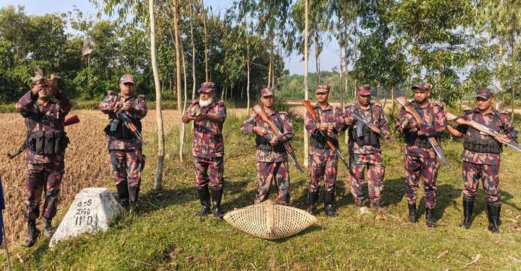 ফেনীতে বিজিবির সহায়তায় রক্ষা পেলো ৯০ শালিকের প্রাণ