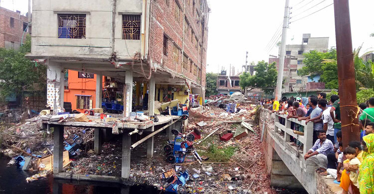 নারায়ণগঞ্জে অটোরিকশার শোরুমে বিস্ফোরণ, আহত ১৬