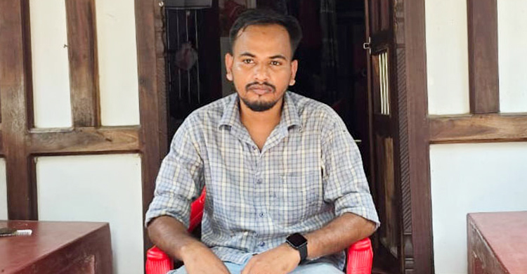 স্বামীর স্বীকৃতি পেতে ‘স্ত্রীর বাড়িতে’ অনশনে যুবক