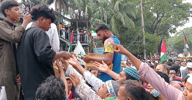 মার্চ ফর গাজা কর্মসূচিতে শরবত-পানি-খেজুর-বিস্কুট বিতরণ