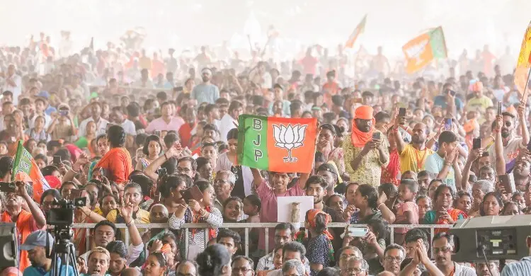 পশ্চিমবঙ্গে হাড্ডাহাড্ডি লড়াই: বিজেপি এগিয়ে ৫৪ আসনে, ৫১ আসনে তৃণমূল