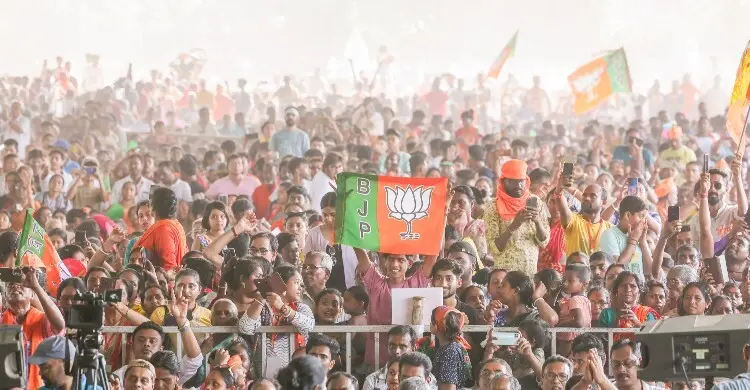 পশ্চিমবঙ্গে বিজেপি ১৬৫ আসনে এগিয়ে, তৃণমূল ১১৭