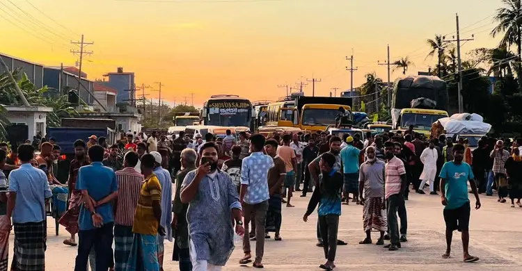 জলাবদ্ধতা নিরসনের দাবিতে যশোরে মহাসড়ক অবরোধ