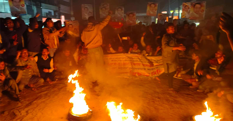 মনোনয়ন পরিবর্তনের দাবিতে আগুন জ্বালিয়ে সড়ক অবরোধ বিএনপির একাংশের