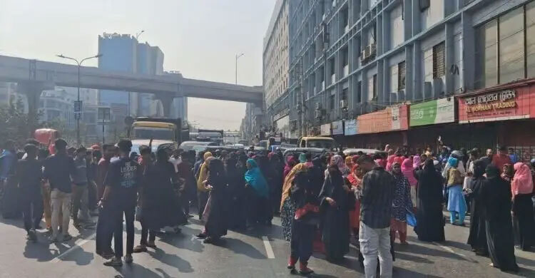 Garment workers block Airport–Mohakhali road, demand due benefits