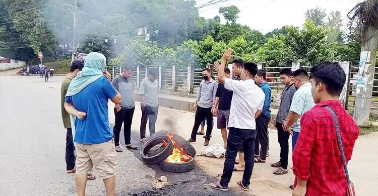 সাজেক সড়কে চলছে ইউপিডিএফের অবরোধ