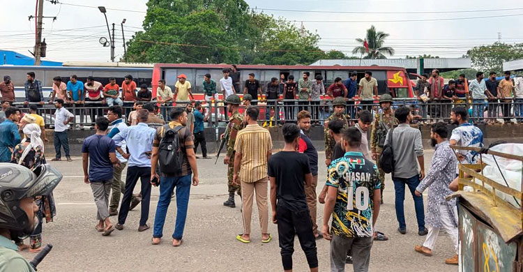 পুলিশ কাগজ দেখতে চাওয়ায় পরিবহন শ্রমিকদের সড়ক অবরোধ