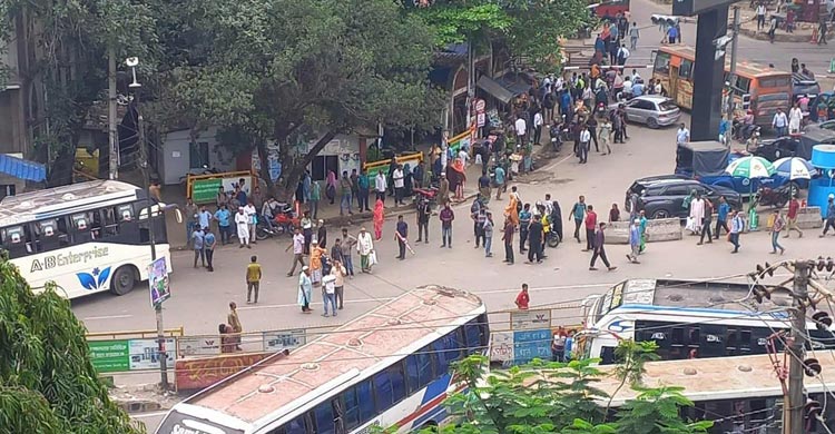 রাজধানীর মহাখালীতে সড়কে আড়াআড়ি করে বাস রেখে অবরোধ করেছেন পরিবহন শ্রমিকরা। এতে করে মহাখালীসহ আশপাশের সড়কে তীব্র যানজটের সৃষ্টি হয়েছে