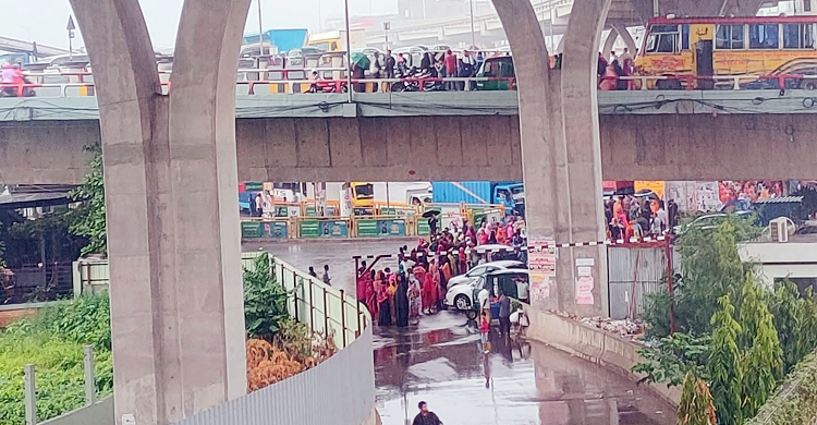 রাজধানীর কুড়িলে বেতন-ভাতার দাবিতে ফের সড়ক অবরোধ করে রেখেছেন ইউরোজোন ফ্যাশন গার্মেন্টসের শ্রমিকরা। এতে বাড্ডা-কুড়িল রোডের দুইপাশেই যান চলাচল সম্পূর্ণ বন্ধ রয়েছে। ফলে ভোগান্তিতে পড়েছেন সাধারণ মানুষ