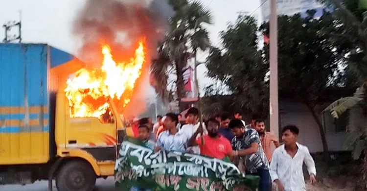 নারায়ণগঞ্জে কাভার্ডভ্যান-ট্রাকে আগুন, আটক ৪