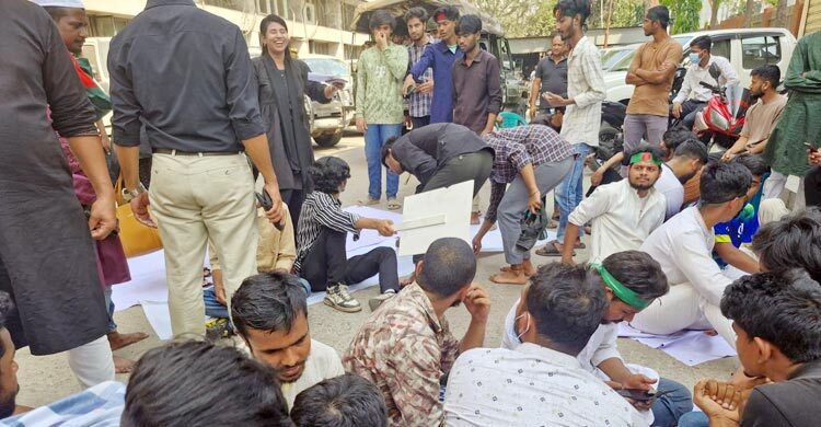 সড়ক অবরোধ করে কৃষি সম্প্রসারণের ডিজির অপসারণ দাবি