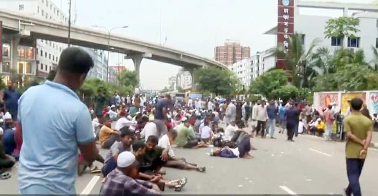 অটোরিকশা চালকদের অবরোধ, আলোচনার আহ্বান জানিয়ে সড়ক ছাড়ার অনুরোধ