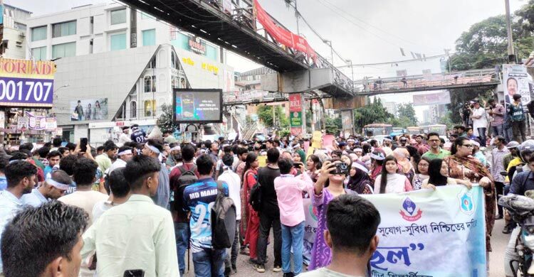 ১০ মিনিটের জন্য সায়েন্সল্যাব মোড় অবরোধ ৭ কলেজ শিক্ষার্থীদের