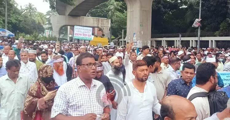 দুপুর ১২টার মধ্যে প্রজ্ঞাপন না এলে ‘শাহবাগ ব্লকেড’ করবেন শিক্ষকরা