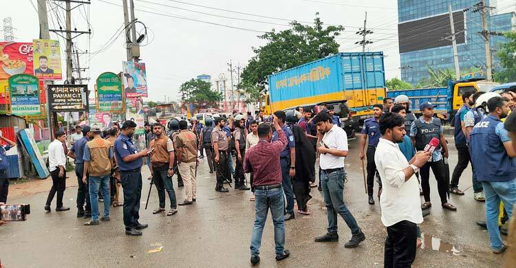 ঢাকা-চট্টগ্রাম মহাসড়ক অবরোধ, পুলিশের টিয়ারগ্যাস নিক্ষেপ