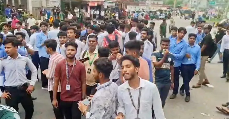 শিক্ষামন্ত্রীর পদত্যাগ দাবিতে সাভারে ঢাকা-আরিচা মহাসড়ক অবরোধ