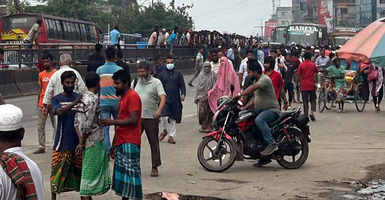 পুলিশ কাগজ দেখতে চাওয়ায় পরিবহন শ্রমিকদের সড়ক অবরোধ