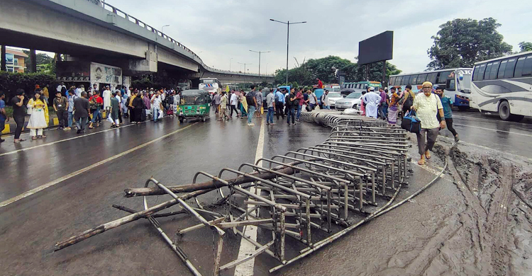 ৩ ঘণ্টায়ও সড়ক ছাড়েননি শ্রমিকরা, যানজটে চরম ভোগান্তি