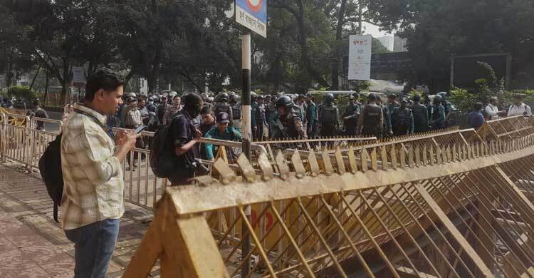 শিক্ষা ভবনের সামনে আইনশৃঙ্খলা বাহিনীর নিরাপত্তা জোরদার