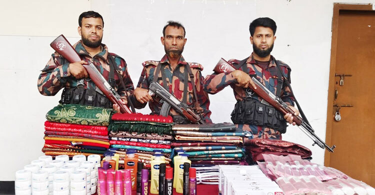 বেনাপোল সীমান্তে ১৮ লাখ টাকার মদ-শাড়ি-কম্বল জব্দ