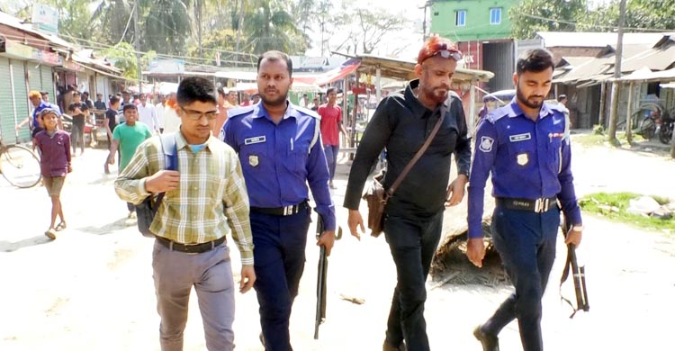 ব্যাংক কর্মকর্তা পরিচয়ে দিচ্ছিলেন ঋণ, ২ যুবক আটক