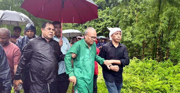 ফুটবলার ঋতুপর্ণা চাকমার অসুস্থ মায়ের পাশে বিএনপি