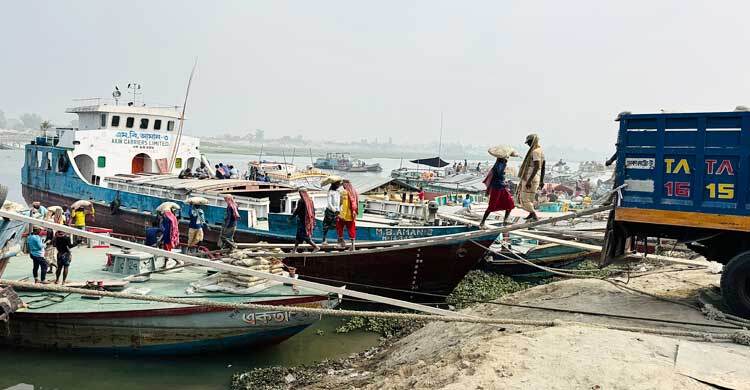পলাতক থেকেও ঘাট দখলে রেখেছেন টুকুপুত্র রঞ্জন