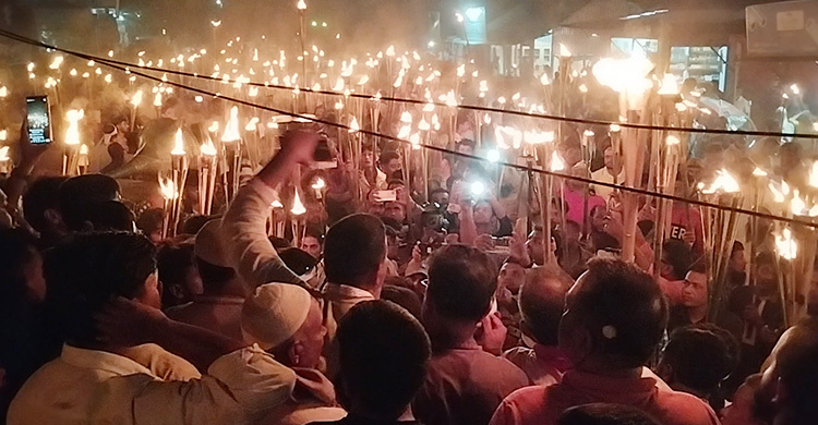 বিএনপির প্রার্থী পরিবর্তনের দাবিতে কাফনের কাপড় পরে মশাল মিছিল
