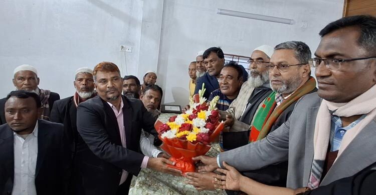 চাঁদপুরে আওয়ামী লীগ ছেড়ে দুই শতাধিক নেতাকর্মীর বিএনপিতে যোগদান