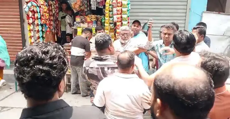 ব্যানারে ছবি না থাকায় পরীক্ষার হলের সামনে বিএনপির দুপক্ষের হাতাহাতি