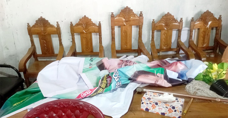 ব্যানারে নেতার ছবি না থাকায় বিএনপি কার্যালয় ভাঙচুর