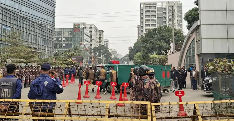 খালেদা জিয়ার জানাজায় অংশ নিতে ঢাকার পথে বহু মানুষ