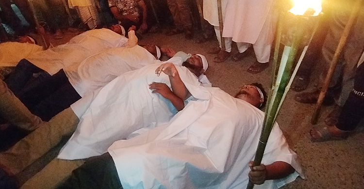 বিএনপির প্রার্থী পরিবর্তনের দাবিতে কাফনের কাপড় পরে মশাল মিছিল