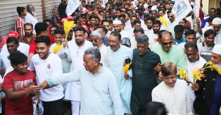 বিএনপি সবসময় দেশের মানুষের পাশে দাঁড়িয়েছে: আমীর খসরু