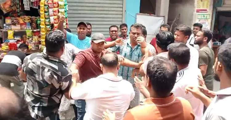 ব্যানারে ছবি না থাকায় পরীক্ষার হলের সামনে বিএনপির দুপক্ষের হাতাহাতি