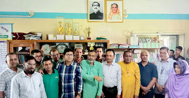 বরিশালে আওয়ামী লীগে যোগ দিলেন বিএনপির ১১ নেতা