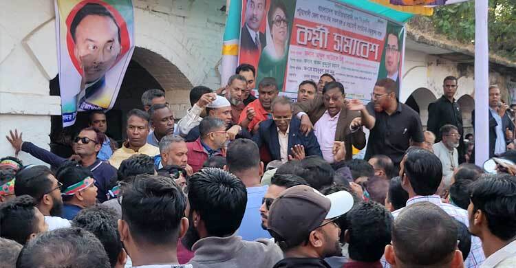 কেন্দ্রীয় নেতাদের সামনেই বিএনপির দুই পক্ষের মারামারি