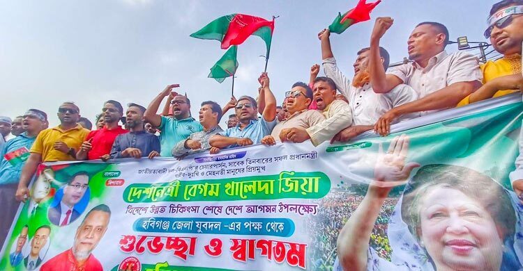 BNP supporters gather at airport to welcome Khaleda