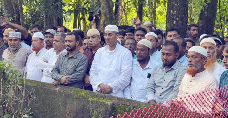 প্রবাসী বাহারের বাড়িতে এ্যানি, পাশাপাশি থাকা ৬ কবর জিয়ারত